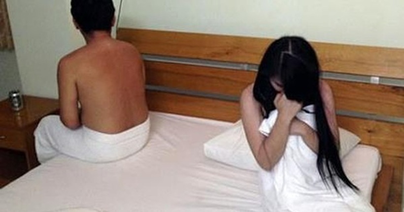 Đôi nam nữ "vui vẻ" trong khách sạn. Ảnh minh họa