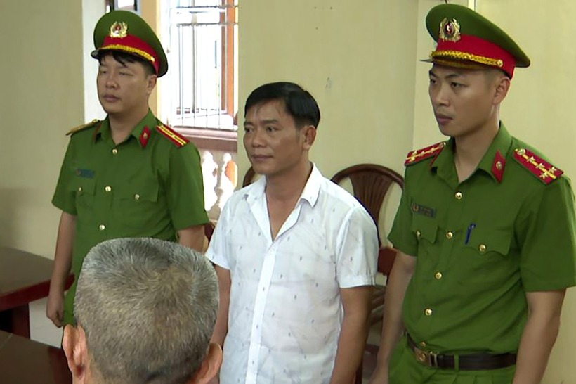 Công an đọc quyết định khởi tố vụ án, khởi tố bị can và lệnh bắt tạm giam đối với Nguyễn Thế Bảo. Ảnh: Vietnamnet