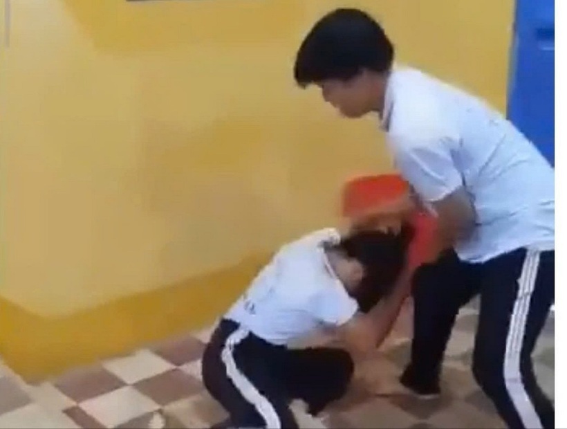 Nam sinh liên tiếp đánh vào mặt nữ sinh trước sự chứng kiến của nhiều học sinh trong lớp. Ảnh: Tiền phong