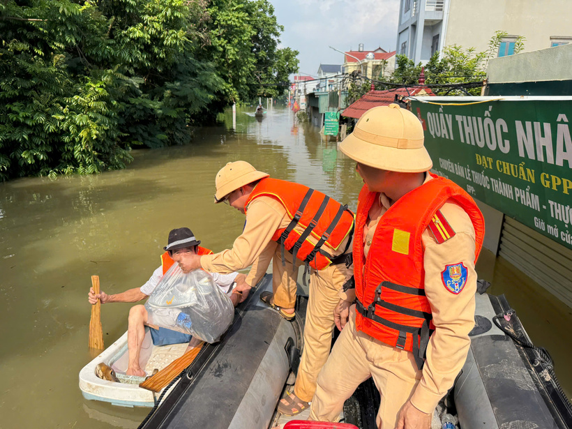 Căng mình giữa lũ dữ: Công an Hà Nội trắng đêm cứu trợ người dân, giữ đê an toàn - 5