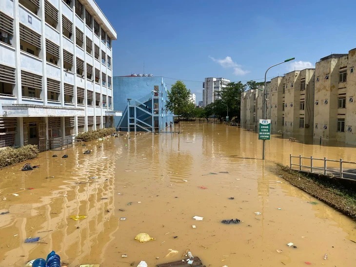 Ký túc xá sinh viên Trường đại học Sư phạm Thái Nguyên trong đợt mưa lũ. Ảnh: Ký túc xá - TNUE/Tuổi trẻ