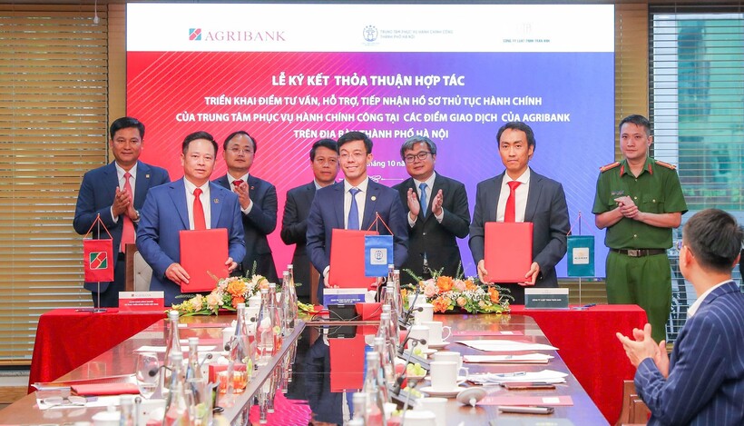 Đại diện 3 bên (Agribank - TTPVHCC - Công ty Luật TNHH Trần Anh) ký kết Thỏa thuận hợp tác triển khai “Điểm tư vấn,hỗ trợ, tiếp nhận hồ sơ thủ tục hành chính của TTPVHCC tại các điểm giao dịch của Agribank” dưới sự chứng kiến của đại diện lãnh đạo Ngân hàng Nhà nước Việt Nam, UBND TP Hà Nội; đại diện các đơn vị thuộc Bộ Công an
