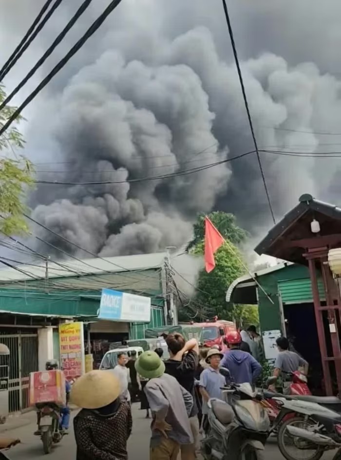 Cột khói đen bốc lên từ vụ cháy. Ảnh: Kinh tế và Đô thị