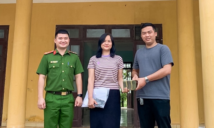 Anh Nguyễn Văn Đạt chuyển lại số tiền hơn 1,112 tỷ đồng cho chủ sở hữu. Ảnh: Vietnamnet