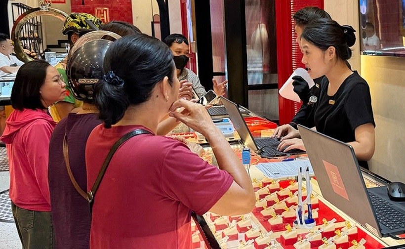 Người dân cần thay đổi thói quen trong mua bán, đầu tư vàng. Ảnh minh họa