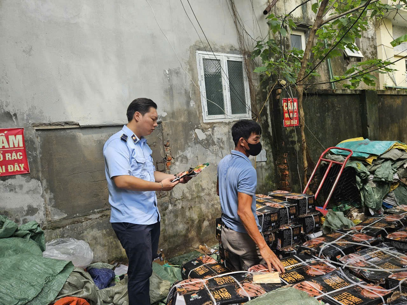 Cơ quan chức năng lập biên bản, tạm giữ toàn bộ lô hàng để phục vụ điều tra và xử lý theo quy định pháp luật.