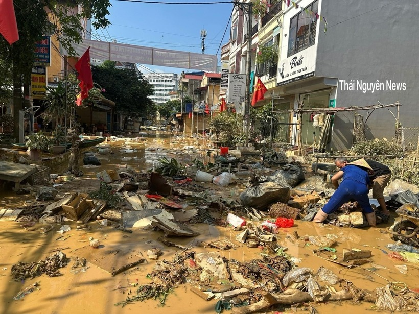 Đến chiều 9/10, lũ đã rút khoảng ba mét so với hôm qua, diện ngập lụt vì thế giảm mạnh, mức ngập 0,5-1,5 m. Sau khi nước lũ rút, nhiều khu vực trung tâm thành phố Thái Nguyên ngập trong rác thải, bùn đất. (Ảnh: Thái Nguyên News)