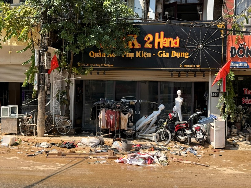 Các cửa tiệm ngổn ngang hàng hóa dính đầy bùn đất sau trận lũ lịch sử. (Ảnh: Thanh niên)
