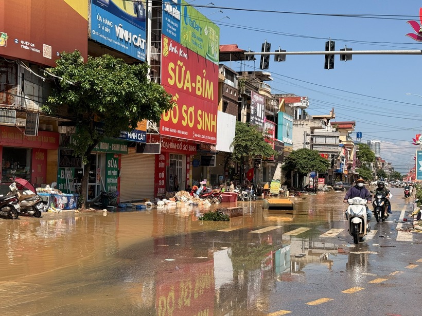 Đường phố ngổn ngang rác. (Ảnh: Thanh niên)