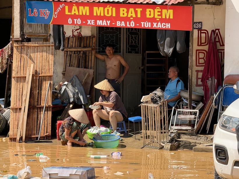 Hậu quả của cơn lũ lịch sử gây ra cho người dân Thái Nguyên khá nặng nề. Mọi người còn phải mất rất nhiều thời gian nữa mới có thể quay lại cuộc sống bình thường. (Ảnh: Thanh niên)