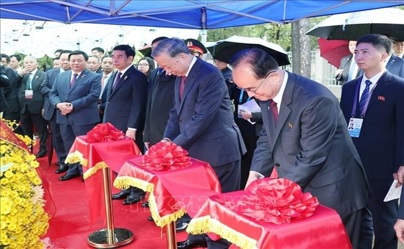 Tổng Bí thư Tô Lâm và các đại biểu thực hiện nghi thức khánh thành Tượng đài Chủ tịch Hồ Chí Minh.