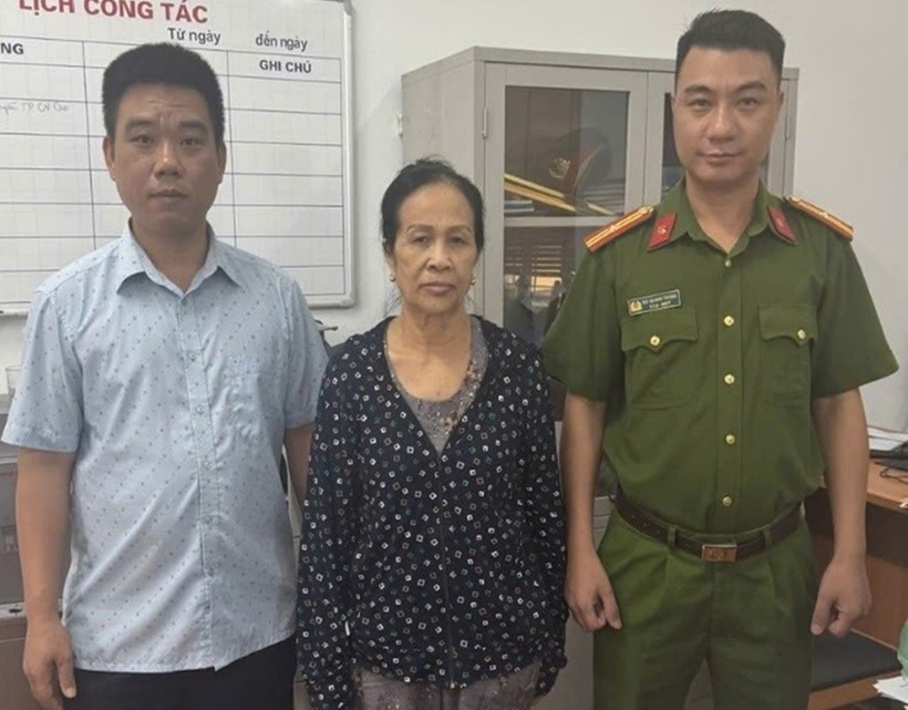 Đối tượng Nguyễn Thị Liễu đến cơ quan công an đầu thú. (Ảnh: Công an TP.Hà Nội)