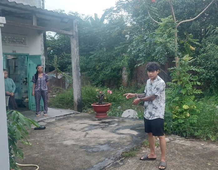 Đối tượng Phan Phước Thảo tái hiện lại hiện trường vụ việc. (Ảnh: Công an tỉnh Lâm Đồng)