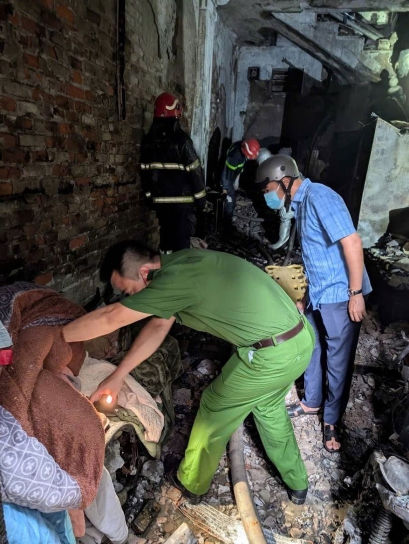 Hiện trường vụ cháy khiến 5 người trong gia đình thiệt mạng. (Ảnh: TTXVN)