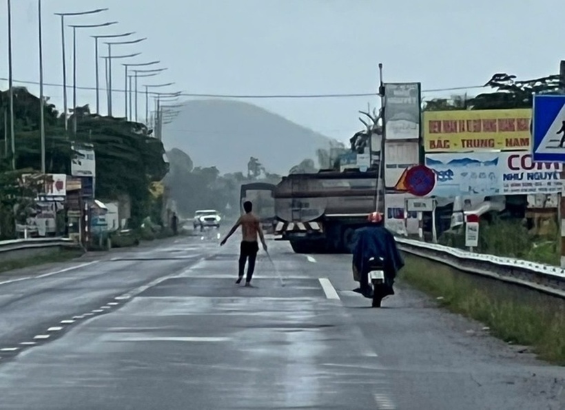Đối tượng có biểu hiện "ngáo đá", mang theo thanh sắt dài khoảng 2m ra “múa” trên tỉnh lộ 624. Ảnh: Báo Tuổi trẻ.