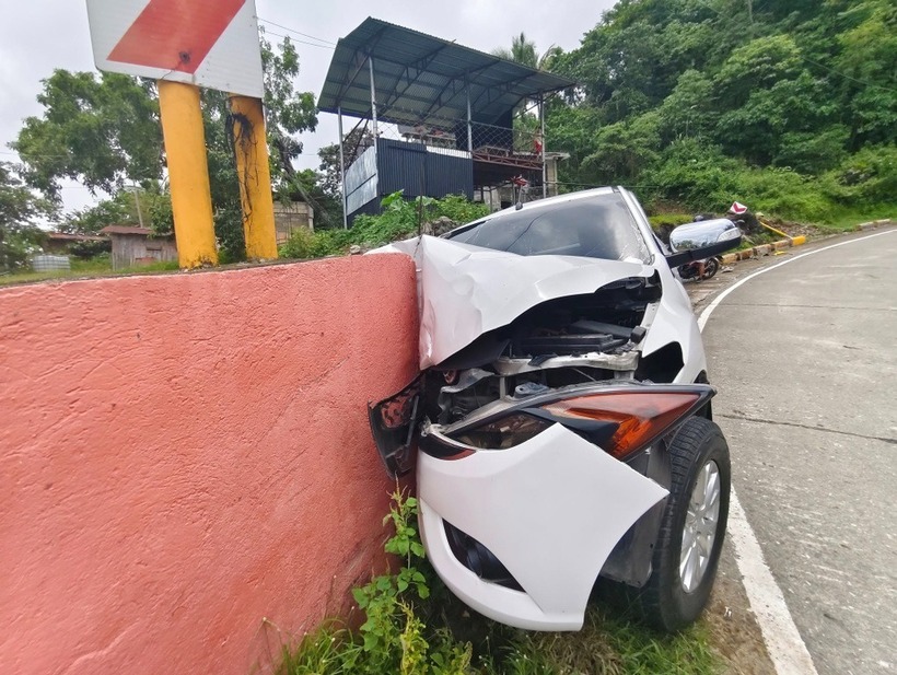 Toàn bộ phần đầu xe bán tải đã bị phá huỷ, không thể khôi phục sau tai nạn (Ảnh: MyTV-Cebu).