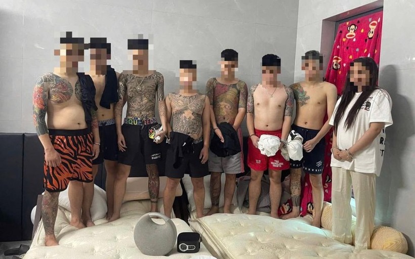 Phát hiện 7 nam thanh niên xăm trổ cùng 1 cô gái "làm điều mờ ám" trong nhà nghỉ. (Ảnh: Công an tỉnh Hà Tĩnh)