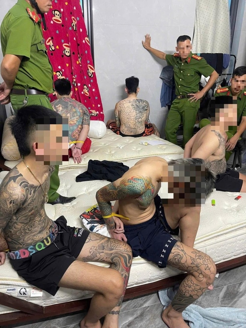 Các đối tượng bị bắt quả tang khi đang "bay lắc". (Ảnh: Công an tỉnh Hà Tĩnh)