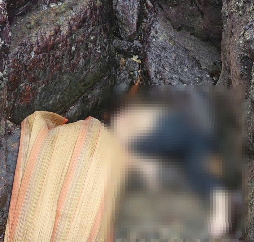 Phát hiện thi thể nữ giới có hình xăm bông hoa ở chân tại bãi biển Vũng Tàu. (Ảnh: Tiền phong)