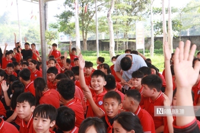 Các em học sinh hăng hái xung phong trả lời các câu hỏi.