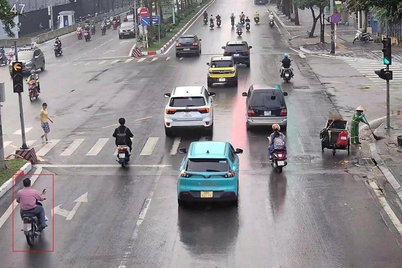 Một lái xe máy không đội mũ bảo hiểm trong ngày 11/10 bị camera AI phát hiện. Ảnh: Dân trí