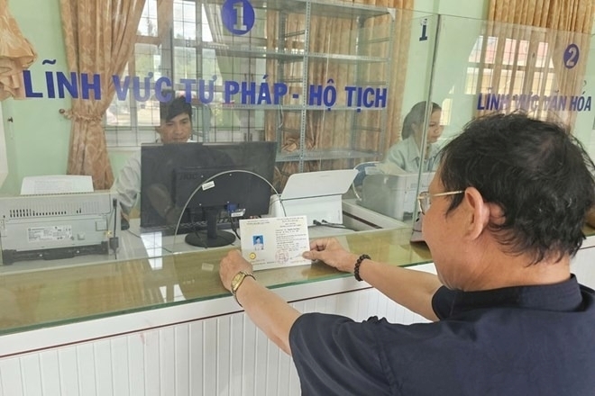 Cán bộ, công chức xã Canh Vinh (Gia Lai) giải quyết thủ tục hành chính cho người dân. Ảnh: Lao động