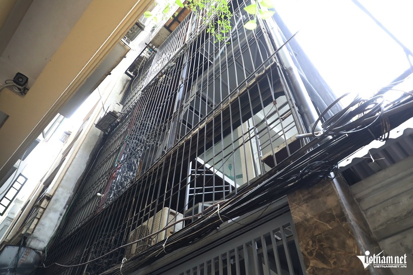 Nhiều ngôi nhà còn cơi nới ban công, không chỉ lắp lồng sắt mà còn được bịt kín bằng gạch. Ảnh: VietNamNet