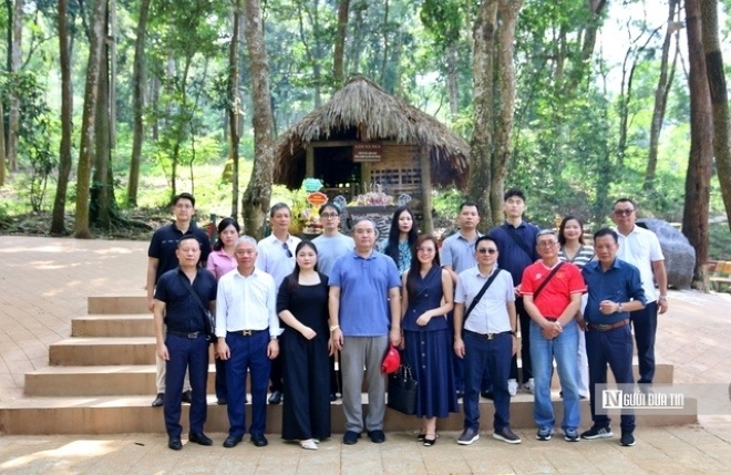 Chi hội dâng hương và chụp ảnh lưu niêm tại di tích lán Nà Nưa (khu ATK Tân Trào, Tuyên Quang).