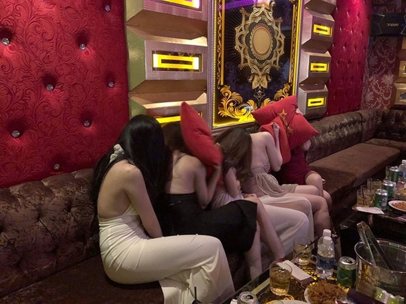 Hành vi lắp chốt cửa bên trong các phòng karaoke không chỉ tăng rủi ro khi xảy ra sự cố cháy nổ mà còn tiền ẩn hành vi vi phạm pháp luật khác, gây khó khăn cho công tác kiểm tra đột xuất. Ảnh minh họa