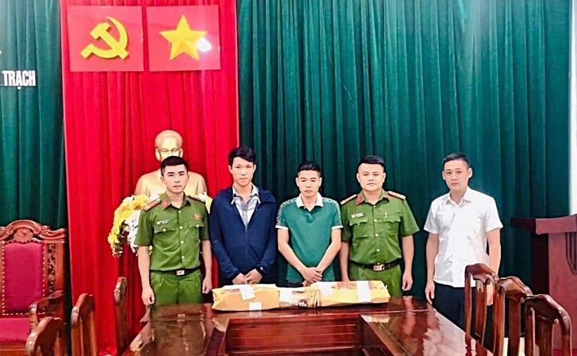 Đối tượng Đinh Bảo Chung và Cao Viết Lịch (thứ 2,3 từ trái qua) tại cơ quan công an. Ảnh: VOV