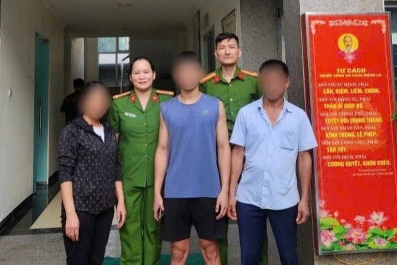 Công an phường Phú Diễn bàn giao V. cho gia đình. Ảnh: Dân trí