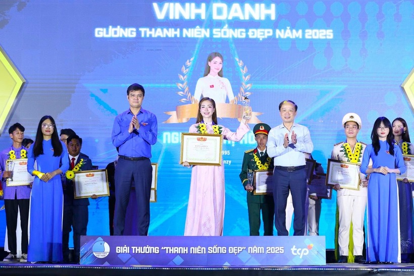 Ca sĩ Hòa Minzy là một trong số 20 cá nhân tiêu biểu được tôn vinh với Giải thưởng "Thanh niên sống đẹp" năm 2025. Ảnh: VietNamNet.