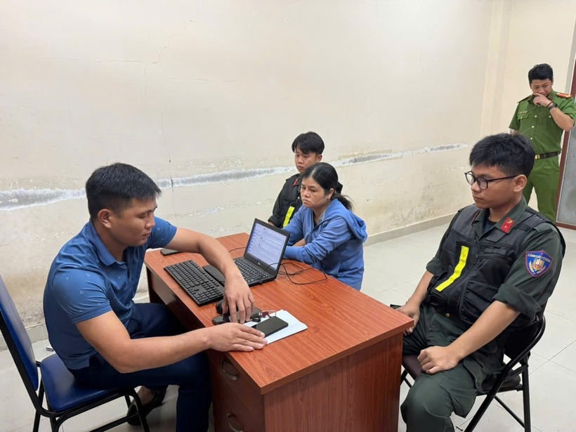 Đối tượng Nguyễn Thị Hoa Hường tại cơ quan công an. Ảnh: Cổng thông tin Công an tỉnh Sơn La.