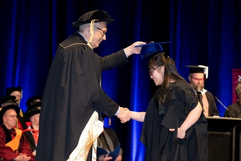 Cô gái gốc Việt 14 tuổi Alisa Phạm là thành viên hội Mensa, nhận bằng tốt nghiệp Đại học và trở thành sinh viên người Việt trẻ tuổi nhất nhận bằng Cử nhân trong lịch sử 700 năm của New Zealand. Ảnh: Báo Đầu tư