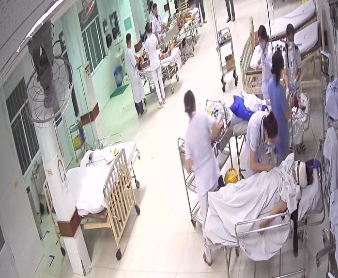 Bệnh viện Đa khoa Quảng Nam kích hoạt báo động đỏ, cấp cứu các nạn nhân bị tai nạn giao thông. Ảnh: Người lao động