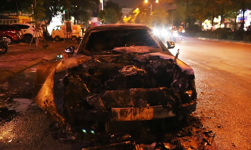 Hiện trường vụ cháy ô tô trên phố Nguyễn Hoàng. (Ảnh: VietnamNet)