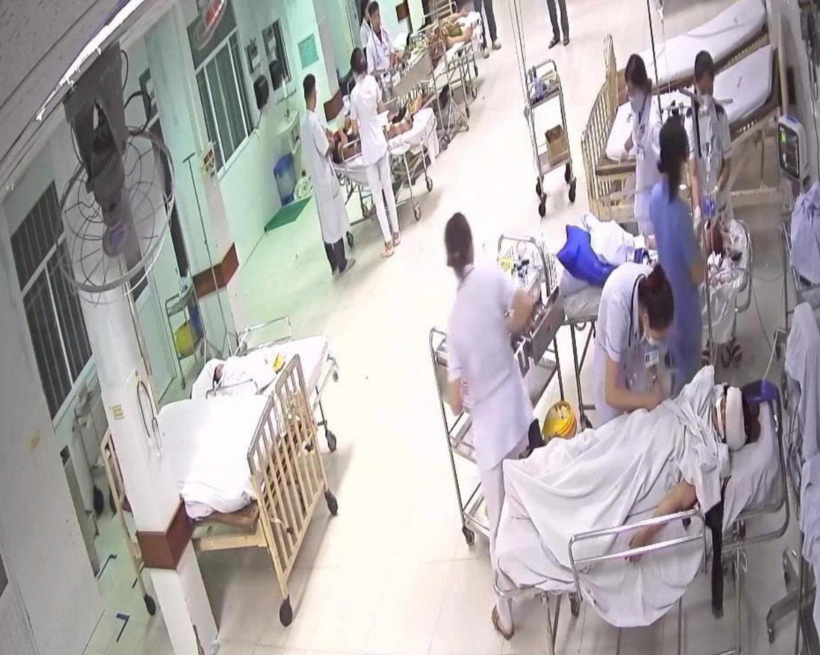 Bệnh viện Đa khoa Quảng Nam kích hoạt báo động đỏ cấp cứu các nạn nhân trong vụ tai nạn. Ảnh: VietNamNet.