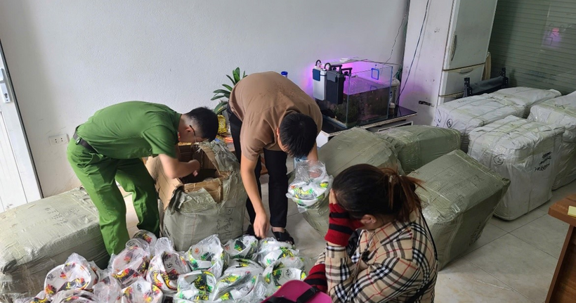 Cơ quan điều tra tiến hành khám xét nơi cất giấu hàng hóa của các đối tượng.