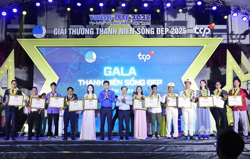 Ông Phạm Tất Thắng, Phó Trưởng ban Tuyên giáo và Dân vận Trung ương, cùng anh Bùi Quang Huy, Bí thư thứ nhất Trung ương Đoàn, đã trao Bằng khen của Ủy ban Trung ương Hội Liên hiệp Thanh niên Việt Nam cho các cá nhân. Ảnh: VietNamNet.