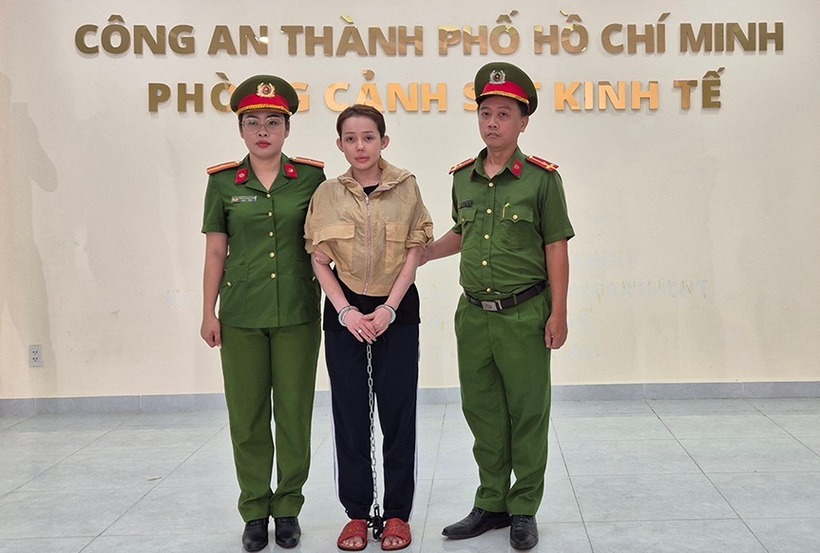 Võ Thị Ngọc Ngân (giữa) bị khởi tố, bắt tạm giam. (Ảnh: Công an TP.HCM)