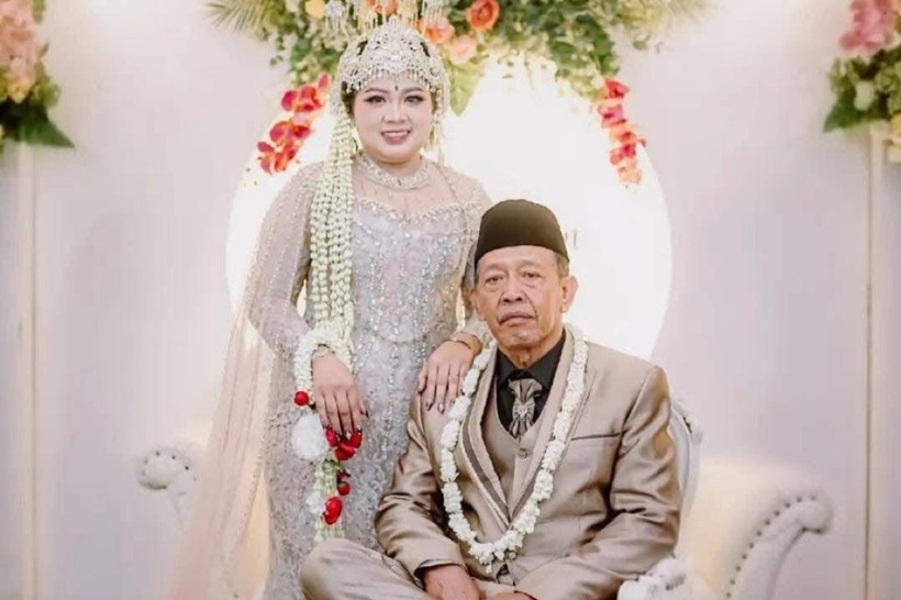 Ông Tarman và Shela Arika. Ảnh: Kompas.