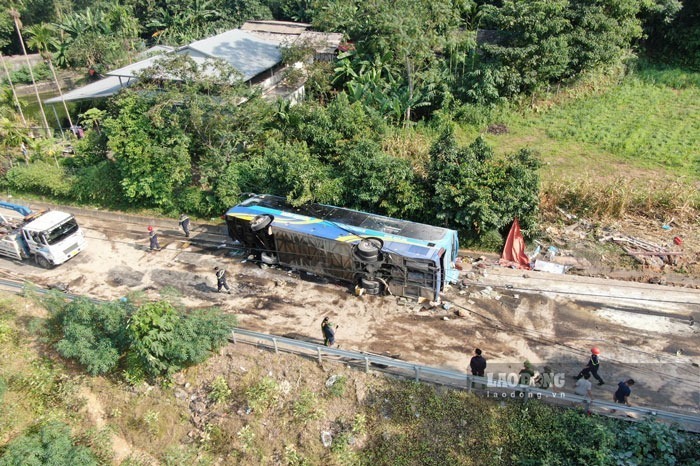 Qua xác định ban đầu, nguyên nhân vụ tai nạn do xe khách bị mất phanh rồi lao vào ta luy dương bên đường. Ảnh: Báo Lao động.