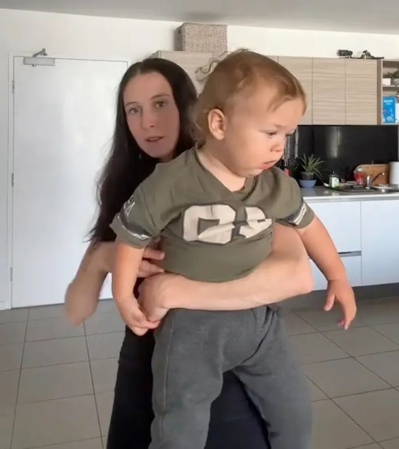 Chloe Sutton phải thường xuyên chứng minh con trai là người thật không phải sản phẩm do AI tạo ra.