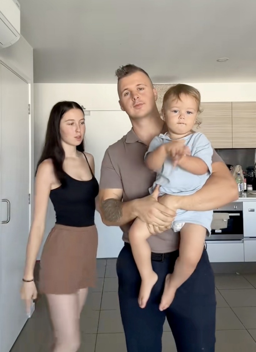 Sutton cùng chồng và con trai.