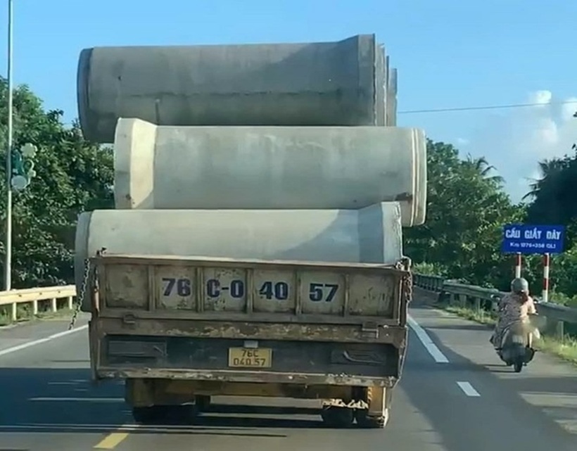 Chiếc xe chở nhiều ống bê tông không được chằng buộc, lao nhanh trên Quốc lộ 1. (Ảnh: Công an Quảng Ngãi)