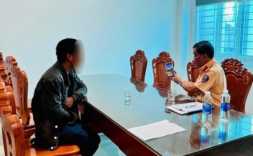 Thượng tá Vũ Thanh Giang đưa video cho tài xế xem hành vi vi phạm của mình. (Ảnh: Công an Quảng Ngãi)