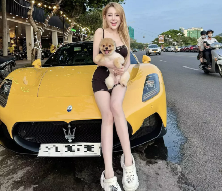 Ngân 98 bên chiếc siêu xe Maserati MC20 Cielo.