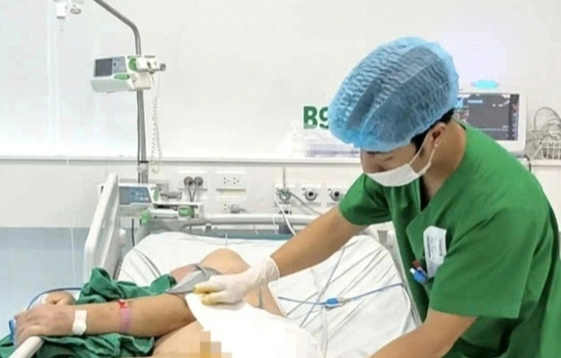 Người đàn ông bị hoại tử mông. Ảnh: Dân Trí.