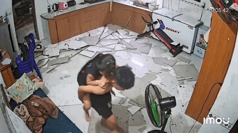 Nhật cúi lưng để cõng em ra khỏi nơi nguy hiểm. Ảnh cắt từ clip.