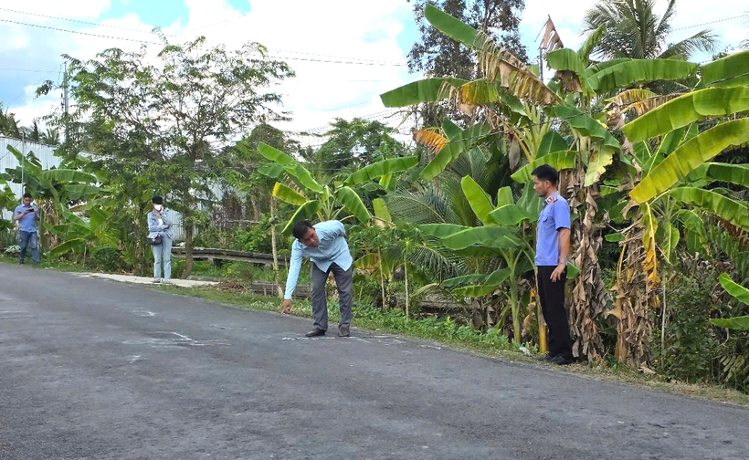 Điều tra viên kiểm tra hiện trường vụ tai nạn. (Ảnh: Tuổi trẻ)